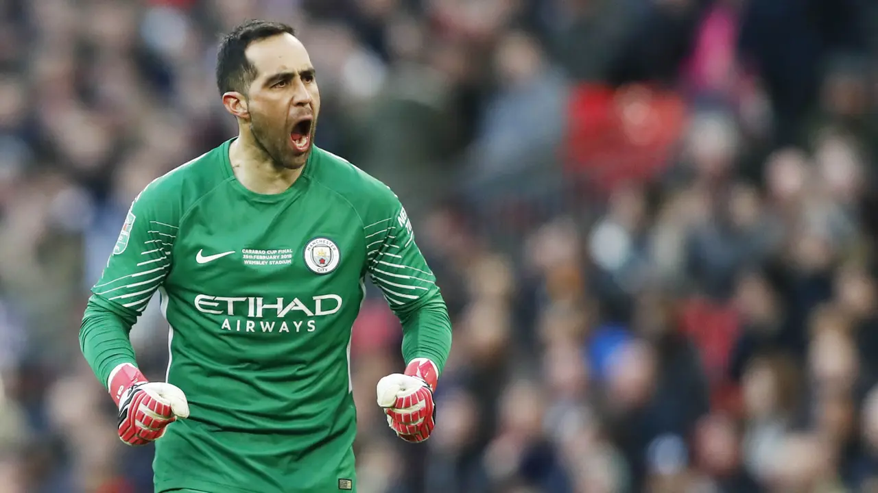 Kiper Manchester City Claudio Bravo.