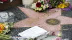 Sebuah catatan dan bunga terlihat pada bintang Sidney Poitier di Hollywood Walk of Fame di Hollywood, California, Jumat (7/1/2022). Poitier, bintang film kulit hitam pertama Hollywood dan pria kulit hitam pertama yang memenangkan aktor terbaik Oscar, meninggal pada usia 94 tahun. (VALERIE MACON/AFP)