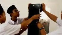 Segmen 2: Monyet Turun ke Jalan hingga Alat Pembersih Asap