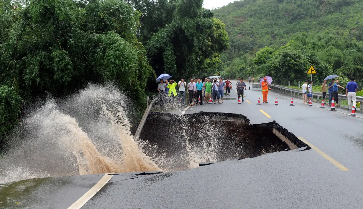 Sebuah jalan terlihat rusak parah akibat hujan lebat dari Topan Nepartak di Fuzhou, Fujian, Tiongkok (9/7). Ratusan ribu warga terpaksa mengungsi akibat topan ini. (REUTERS)