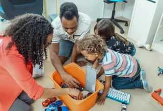 Daripada meminta anak untuk langsung memberikan mainan, orang tua dapat mulai mengenalkan konsep berbagi melalui hal yang lebih sederhana (Sumber: Pexels.com)