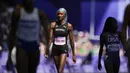 Pelari Bahama, Shaunae Miller-Uibo berjalan di lintasan setelah gagal menyelesaikan nomor 400 meter putri Olimpiade Paris 2024 di Saint-Denis, Senin, 5 Agustus 2024. (AP Photo/Petr David Josek)