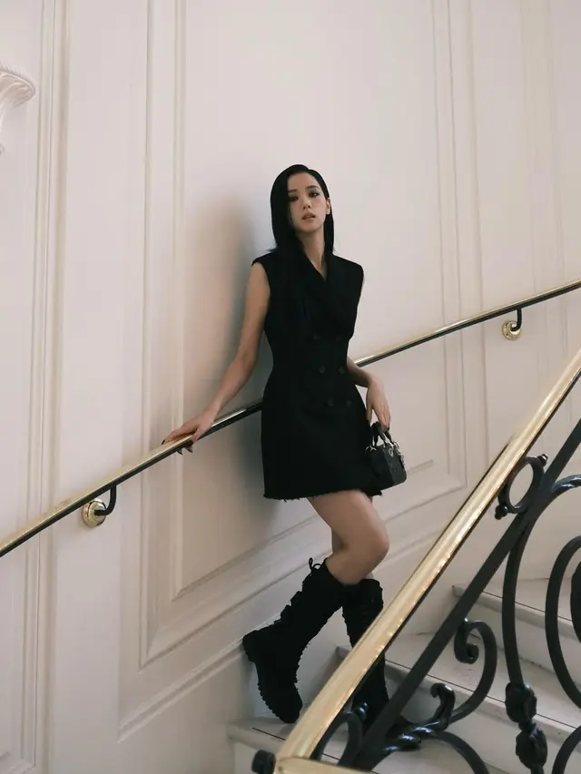 Pangling Lihat Penampilan Jisoo BLACKPINK dengan Gaya Boyish Gothic di Paris Fashion Week