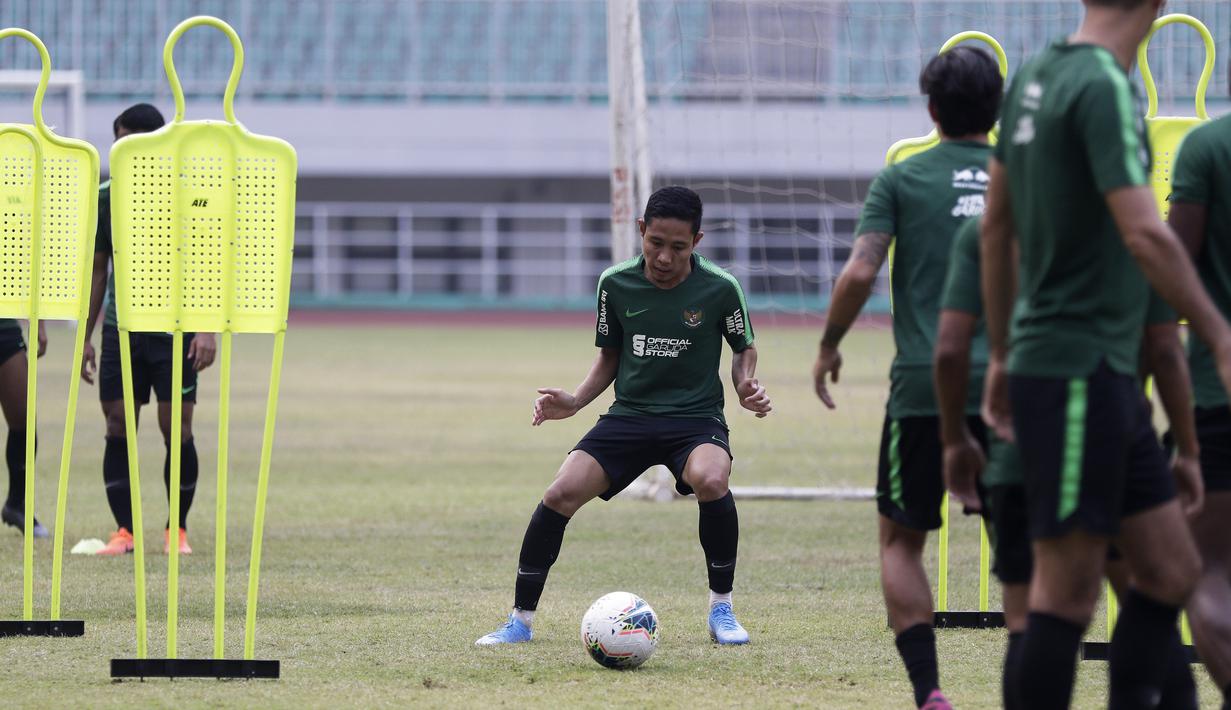 Pemain Timnas Indonesia, Evan Dimas, mengotrol bola saat berlatih di Stadion Pakansari, Bogor, Sabtu (24/8). Latihan ini merupakan persiapan jelang laga kualifikasi Piala Dunia 2020. (Bola.com/Yoppy Renato)