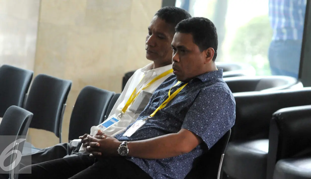 Jailani saat menunggu didalam gedung KPK untuk dipanggil penyidik, Jakarta, Selasa (23/2). Jailani diperiksa terkait kasus suap proyek Kementerian Pekerjaan Umum dan Perumahan Rakyat bersama Damayanti Wisnu Putranti. (Liputan6.com/Helmi Afandi)