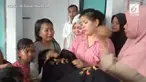 Korban mengalami luka robek di perut akibat tertusuk benda tajam.

