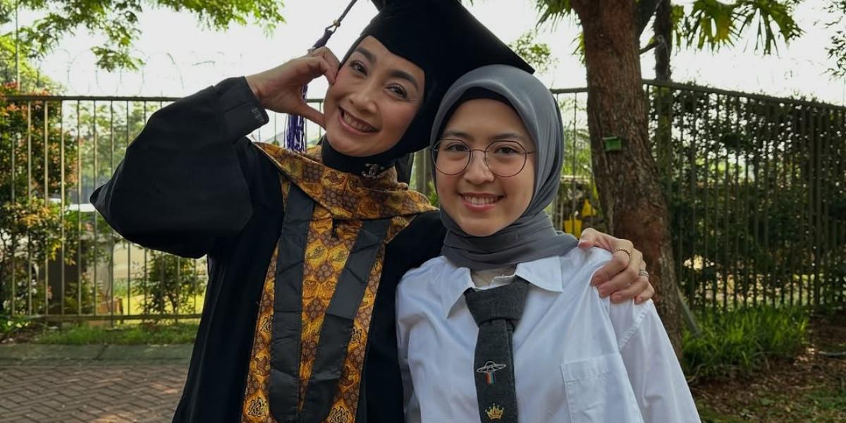 Potret Desy Ratnasari Wisuda