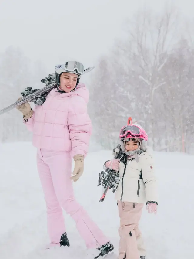 Potret Shandy Aulia dan Claire Sang Putri Main Salju di Jepang (credit: instagram.com/shandyaulia/missclaireherbowo).