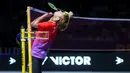 Pebulu tangkis Jepang, Kodai Naraoka dari tim Rockets menabrak net dalam laga tunggal putra Badminton XL 2025 melawan Viktor Axelsen dari tim Lightning di Istora Senayan, Jakarta, Sabtu (04/10/2025). (Bola.com/Bagaskara Lazuardi)