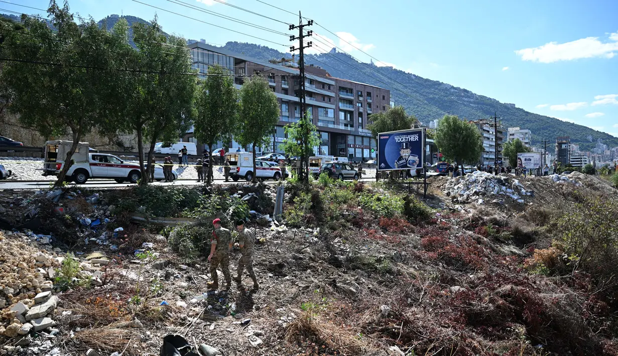 Tentara Lebanon mengamankan lokasi serangan Israel di Jounieh di utara Beirut pada Sabtu 19 Oktober 2024. (JOSEPH EID/AFP)