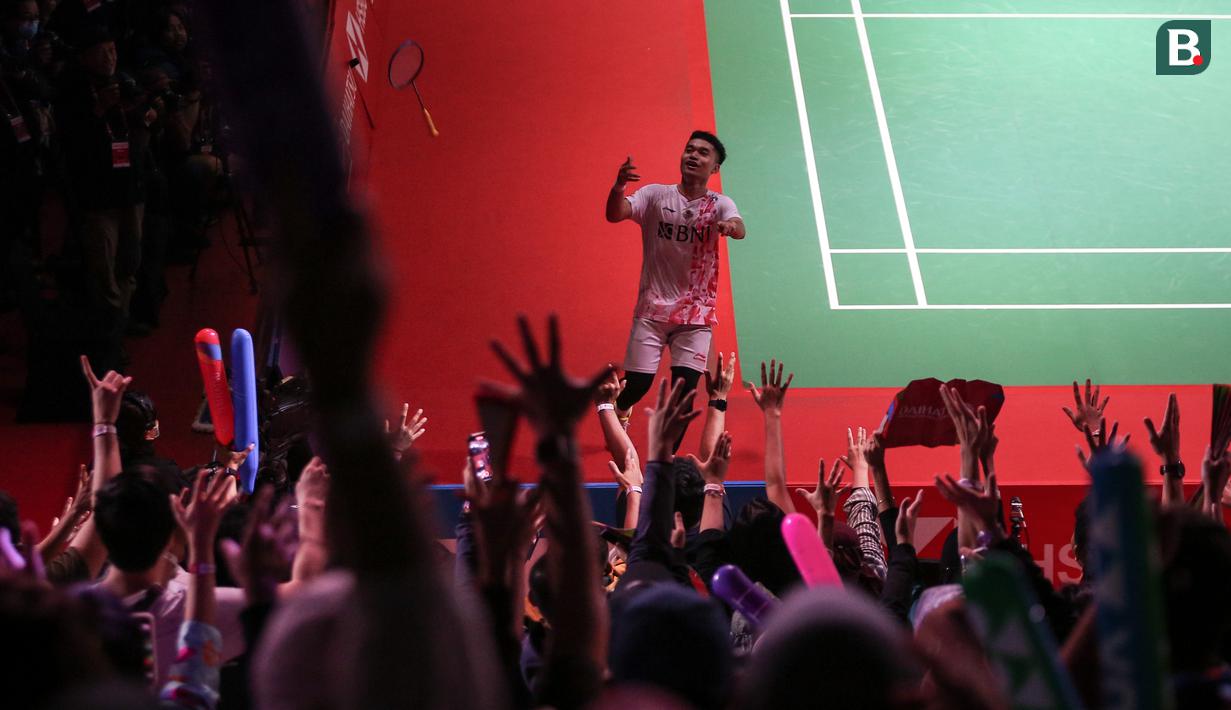 Pebulutangkis ganda putra Indonesia, Leo Rolly Carnando merayakan kemenangan dengan melempar raket setelah mengalahkan pebulutangkis ganda putra Jepang, Takuro Hoki/Yugo Kobayashi pada laga semifinal Indonesia Masters 2023 di Istora Senayan, Jakarta, Sabtu (28/01/2023). Leo/Daniel menang dengan skor 18-21, 21-17, 21-3. (Bola.com/Bagaskara Lazuardi)