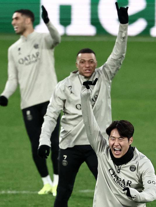 Pada leg pertama babak 16 besar Liga Champions 2023/2024, Paris Saint-Germain sukses membekuk Real Sociedad dengan skor 2-0. (FRANCK FIFE/AFP)