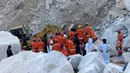Petugas penyelamat melakukan pencarian korban di lokasi tambang marmer yang longsor di Mohmand, Pakistan, dekat perbatasan Afghanistan, Selasa (8/9/2020).  Sedikitnya 18 penambang tewas dan lebih dari selusin masih terjebak longsor yang terjadi pada Senin (7/9) malam. (AP Photo/Zubair Khan)