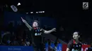 Ganda putri Indonesia, Siti F S Ramadhanti/Agatha Imanuela menahan kok dari Misaki Matsumoto/Ayaka Takahashi (Jepang) di 16 besar Indonesia Open 2018, Jakarta, Kamis (5/7). Imanuela/Ramadhanti kalah 17-21 21-12 21-11. (Liputan6.com/Helmi Fithriansyah)