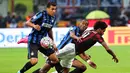 Bek Internazionale, Jeison Murillo merebut bola dari penyerang AC Milan, Luiz Adriano pada laga Serie A di Stadion San Siro, Italia, Minggu (13/9/2015). Internazionale berhasil menang 1-0. (EPA/Matteo Bazzi)