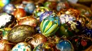 Sejumlah telur Paskah dipajang di sebuah toko di Old Town Square, Praha, Republik Ceko (23/3). Dengan warna yang bermacam-macam membuat hari Paskah lebih semarak. (REUTERS/David W Cerny)