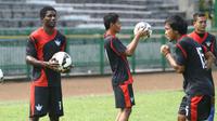 Pemain Persegres Gresik United menjalani latihan jelang Torabika Soccer Championship presented by IM3 Ooredoo. (Bola.com/Fahrizal Arnas)