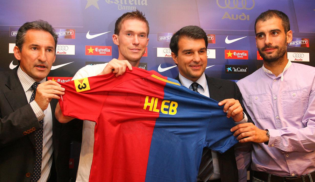 Alexander Hleb tidak banyak bermain bersama Barcelona di bawah asuhan Guardiola. Dia kalah bersaing dengan gelandang top Blaugrana lainnya seperti Xavi dan Andres Iniesta. Hleb hanya bertahan satu musim di bawah asuhan Guardiola. Pelatih asal Spanyol itu kemudian memutuskan untuk meminjamkan sang pemain ke sejumlah klub selama sisa waktunya di klub. (AFP/Josep Lago)