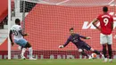 Pemain West Ham United Michail Antonio (kiri) mencetak gol ke gawang Manchester United pada pertandingan Liga Inggris di Old Trafford, Manchester, Inggris, Rabu (22/7/2020). Pertandingan berakhir dengan skor 1-1. (Clive Brunskill/Pool via AP)