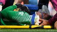 Kiper Manchester City, Ederson Moraes, saat mendapat perawatan (Foto: Istimewa)