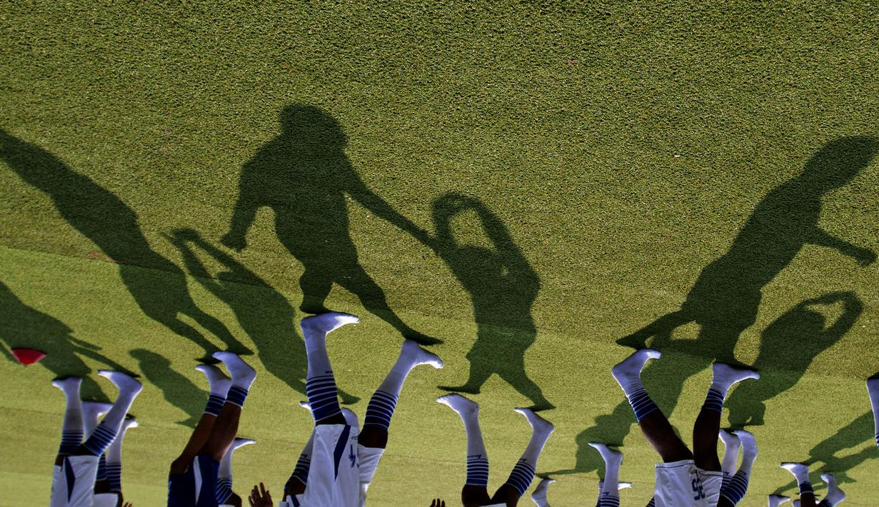 Bayangan dari pemain Persib saat melakukan latihan ringan jelang laga melawan Martapura F.C di Alun-alun Kota Bandung, Jawa Barat, Kamis (10/9/2015). (Bola.com/Vitalis Yogi Trisna)