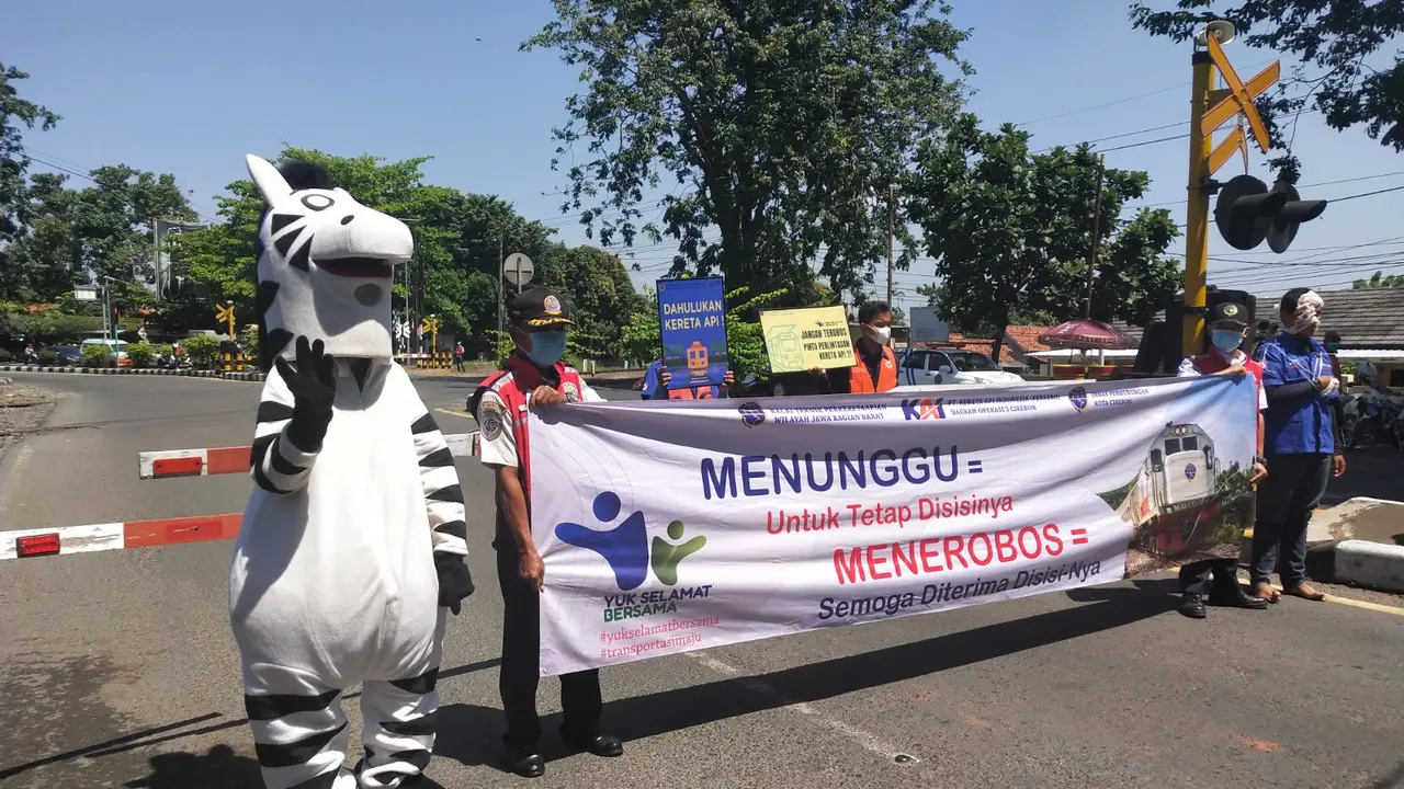 KAI melaksanakan 2.016 kegiatan sosialisasi keselamatan di sekitar jalur kereta api, 212 kegiatan edukasi ke sekolah, 687 pemasangan spanduk keselamatan, serta 655 kegiatan TJSL di lingkungan stasiun. (Foto: KAI)