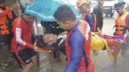 Tim penyelamat membawa warga di sepanjang jalan yang banjir akibat Topan Rai di Cagayan de Oro City, Filipina selatan (16/12/2021). Pihak berwenang juga memperingatkan masyarakat untuk menghindari keramaian setelah infeksi pertama omicron dari virus corona. (Philippine Coast Guard via AP)