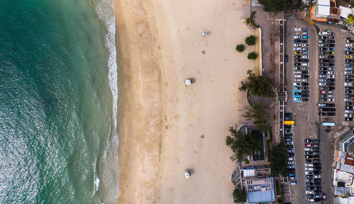 Foto udara memperlihatkan pantai tertutup di Shek O, Hong Kong, Kamis (17/3/2022). Pemerintah Hong Kong mengatakan akan menutup pantai umum untuk mengekang penyebaran virus corona COVID-19. (DALE DE LA REY/AFP)