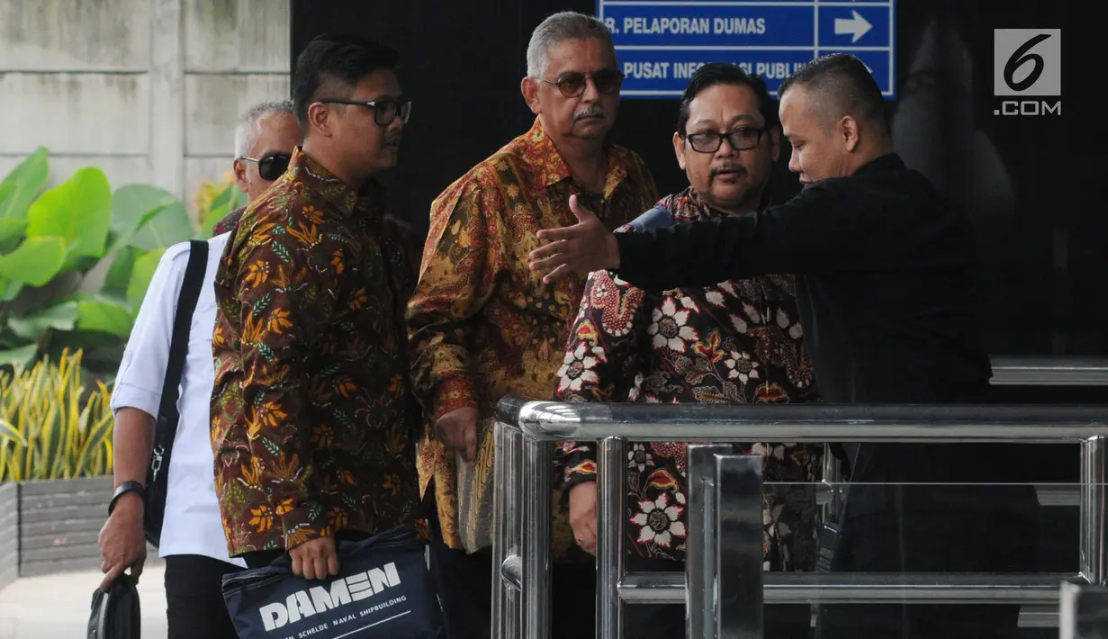 Direktur Utama PT PLN (Persero) nonaktif, Sofyan Basir (tengah tiba untuk menjalani pemeriksaan di Gedung KPK Jakarta, Senin (6/5/2019). Sofyan Basir diperiksa perdana sebagai tersangka kasus dugaan suap terkait kesepakatan kontrak kerja sama pembangunan PLTU Riau-1. (merdeka.com/Dwi Narwoko)