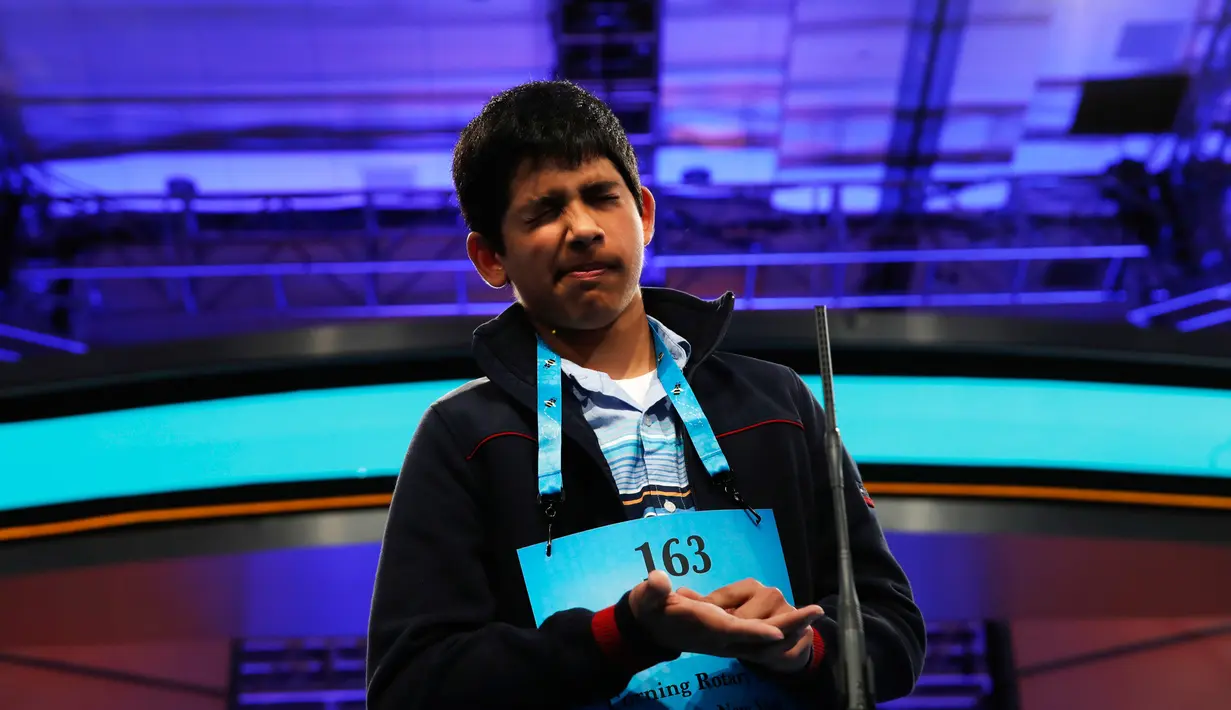 Nikhil Lahiri (14), bereaksi setalah diberitahu salah mengeja kata-kata dalam bahasa Inggris pada acara 90th Scripps National Spelling Bee di Oxon Hill, Maryland, Kamis (1/6). (AP Photo/Jacquelyn Martin)