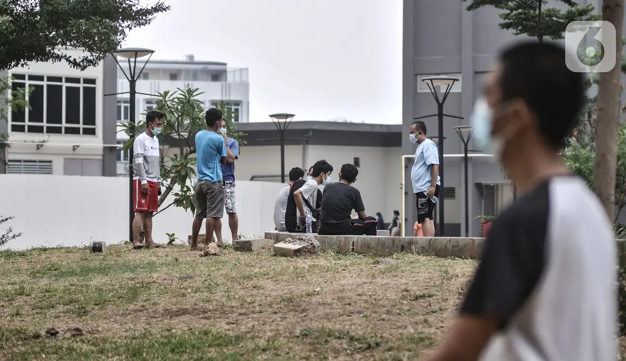 Pasien positif Covid-19 saat berolahraga di sekitar taman Rumah Sakit Darurat (RSD) Wisma Atlet, Kemayoran, Jakarta, Minggu (6/12/2020). Setiap pagi dan sore hari pihak RSD Wisma Atlet memperbolehkan pasien Covid-19 keluar kamar untuk berolahraga sekaligus menikmati udara segar. (merdeka.com/Iqbal N
