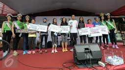 Wali Kota Bima Arya (kaos putih) memberikan hadiah bagi para pemenang kategori individu lomba lari massal Bogor Heritage Run 2016 , Minggu (25/9). BHR 2016 merupakan event lari dengan rute tempat bersejarah di Kota Bogor. (Liputan6.com/Helmi Afandi)