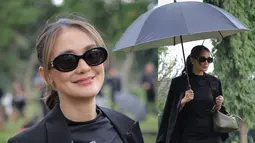 Penampilan Nadine ketika scene di pemakaman. Pakai busana serba hitam ditambah dengan kacamata hitam, penampilan Nadine ini elegan. Senyuman jahatnya sukses membuat netizen emosi dengan Nadine. Dalam web series yang disutradarai oleh Rizal Mantovani ini, Luna menggambarkan Nadine sebagai sosok kompleks yang terjebak dalam hubungan toxic, namun tetap mengambil keputusan kontroversial. (Liputan6.com/IG/@lunamaya)