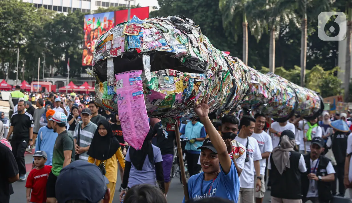 Diketahui bahwa sampah plastik memiliki sifat tidak mudah terurai dan proses pengolahannya menimbulkan toksit dan bersifat karsinogenik yang membutuhkan waktu sampai ratusan tahun bila terurai secara alami. (Liputan6.com/Angga Yuniar)