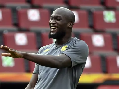 Pemain Inter Milan Romelu Lukaku tertawa saat sesi latihan di Cologne, Jerman, Kamis (20/8/2020). Inter Milan akan menghadapi Sevilla di final Liga Europa. (AP Photo/Ina Fassbender, Pool)