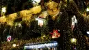 Detail dekorasi natal yang menutupi bangunan bar The Churchill Arms di London, Inggris, 20 Desember 2016. Dalam rangka menyambut Natal, lebih dari 80 pohon natal dan hampir 22.000 lampu berkelap-kelip tampak menghiasi bar tersebut. (REUTERS/Neil Hall)