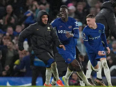 Pemain Chelsea, Cole Palmer (kanan) melakukan selebrasi setelah mencetak gol keempat timnya saat pertandingan sepak bola Liga Premier Inggris melawan Manchester United di Stamford Bridge, London, Kamis, 4 April 2024. (AP Photo/Kin Cheung)