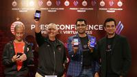 (kiri ke kanan) Direktur Komersial Persija Jakarta Sebastien Leclerc, Direktur Utama Persija Jakarta Ambono Janurianto, Founder of Virtualness Saurabh Doshi, dan Head of Media and Sports Partnerships Joyee Biswas menunjukkan NFT Persija Jakarta saat konferensi pers Persija X Virtualness di Persija Store, Plaza Festival, Kuningan, Jakarta, Kamis (27/07/2023). (Bola.com/Bagaskara Lazuardi)