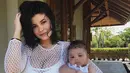 Namun meski bagaimanapun, Kylie Jenner tetaplah seorang ibu dan ia pun berdandan seperti ibu-ibu pada umumnya! (instagram/kyliejenner)