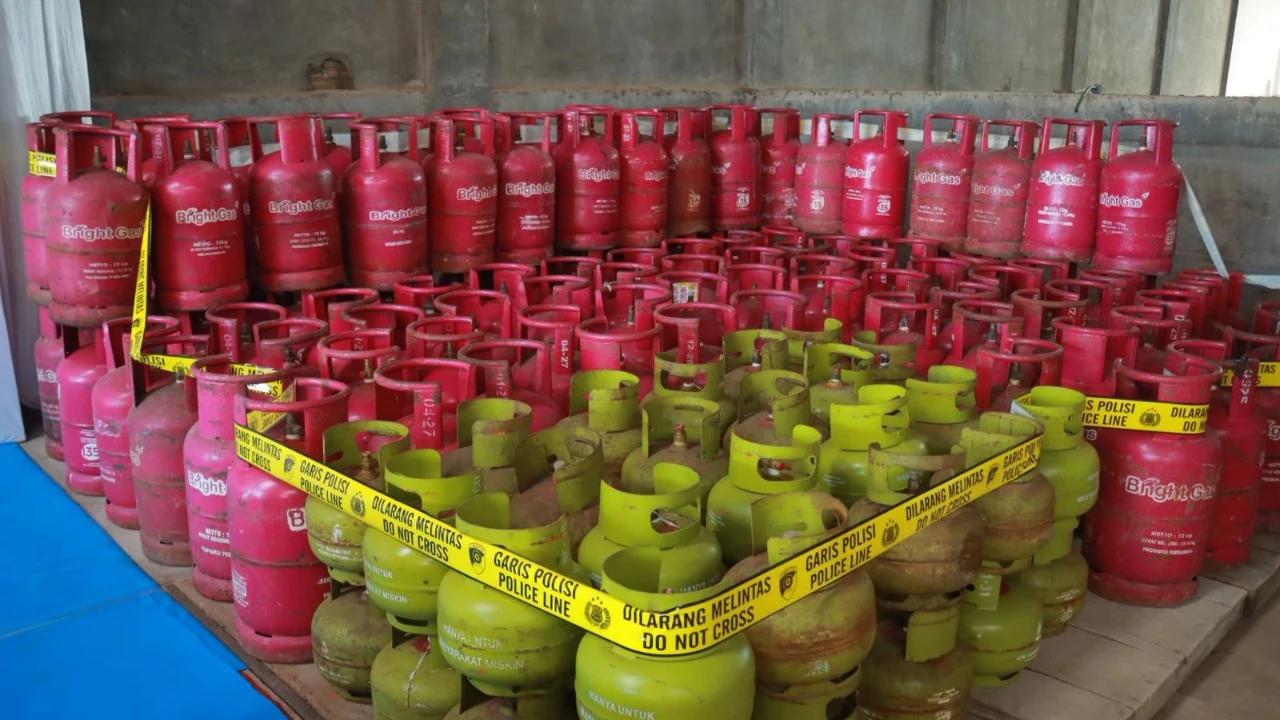 FOTO: Bareskrim Ungkap Penyalahgunaan LPG Subsidi, Dua Orang Jadi Tersangka