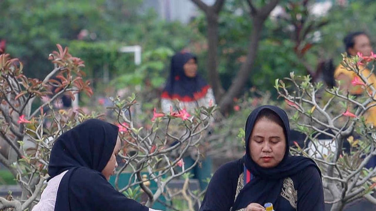 Peziarah saat berdoa di samping makam keluarga di TPU Karet Bivak, Jakarta, Minggu (10/3/2024). Foto: Liputan6.com / Herman Zakharia