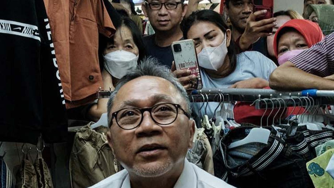 Usai menerbitkan larangan TikTok Shop untuk berjualan, Menteri Perdagangan Zulkifli Hasan meninjau situasi terbaru Pasar Tanah Abang, pada Kamis (28/9/2023).