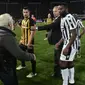 Presiden PAOK Ivan Savvidis turun ke lapangan dan mengancam wasit setelah gol klubnya dianulir pada Liga Yunani kontra AEK Athens di Stadion Toumbas, Minggu (11/3). Ivan Savvidis memasuki lapangan dengan membawa senjata di pinggangnya (AFP PHOTO/stringer)