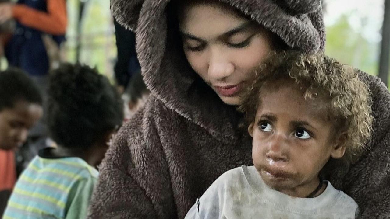 Potret Azizah Salsha Istri Pratama Arhan Jadi Relawan di Papua, Aksi Kemanusiaan yang Tuai Pujian