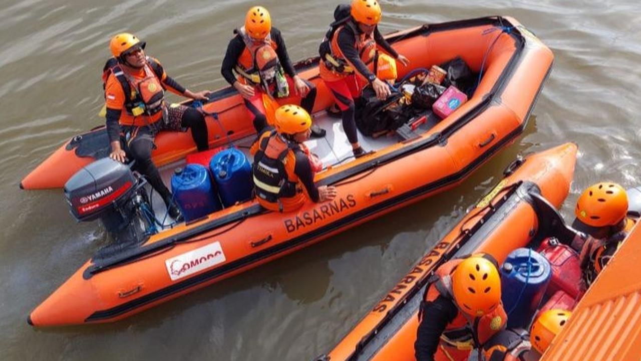 Evakuasi Korban Banjir Berujung Duka: Perahu Terbalik, Bayi 2 Tahun Terseret Arus Kencang Ciliwung