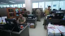 Sejumlah pegawai Pemerintahan Provinsi DKI Jakarta melakukan aktivitas kerja di Balai Kota, Jakarta, Senin (3/7). Mulai Senin (3/7), seluruh instansi pemerintahan masuk kerja usai libur Lebaran. (Liputan6.com/Gempur M Surya)