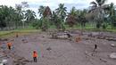 Foto udara Tim SAR (oranye dan hijau) melakukan operasi pencarian orang hilang menyusul erupsi Gunung Semeru di desa Sumberwuluh, Lumajang, Jawa Timur, Senin (6/12/2021). Berdasarkan laporan BNPB, jumlah korban meninggal sampai Minggu sore berjumlah 14 orang. (ADEK BERRY/AFP)