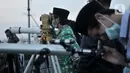 Tim Hisab Rukyat Kantor Wilayah (Kanwil) Agama Provinsi DKI memantau hilal awal Ramadan 1441 Hijriah di atap Gedung Kanwil Agama DKI Jakarta, Cawang, Jakarta, Kamis (23/4/2020). Kanwil Agama Provinsi DKI memutuskan awal Ramadan 1441 Hijriah jatuh pada hari Jumat (24/4). (Merdeka.com/Iqbal S Nugroho)