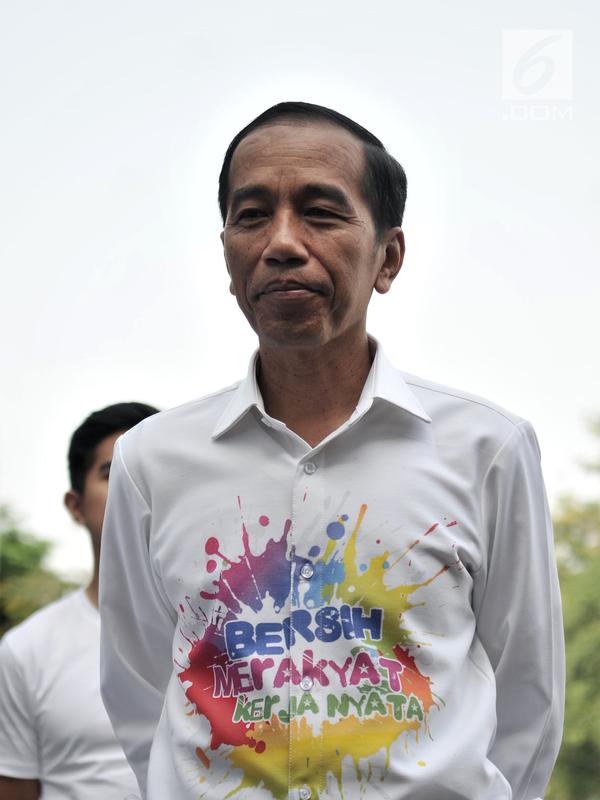 Bakal calon presiden Joko Widodo atau Jokowi saat akan menjalani tes kesehatan di RSPAD Gatot Subroto, Jakarta, Minggu (12/8). Jokowi mengenakan kemeja unik bertuliskan 'Bersih, Merakyat, Kerja Nyata'. (Merdeka.com/Iqbal Nugroho)