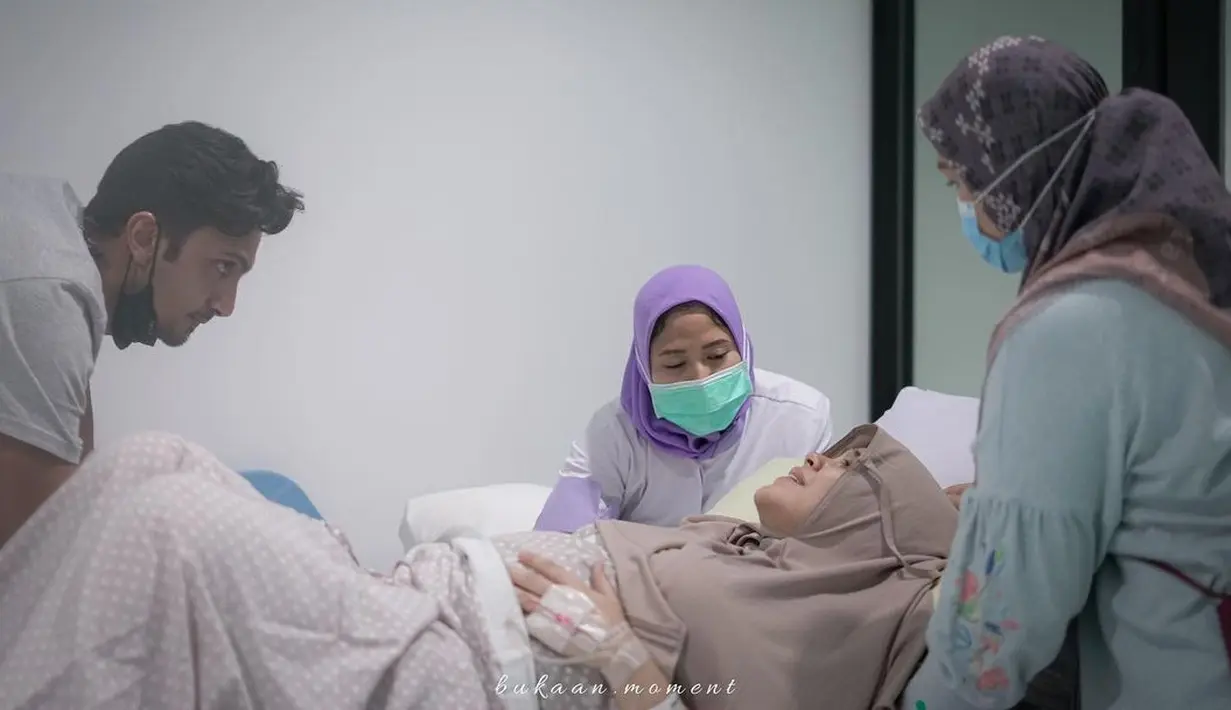 “Namanya Ali Razi Bawazier. Ini dari abbanya (Razi) yang pengin, panggilan kita abba dan amma. Kalau (anak) cowok abbanya pengin (nama) Ali, kan Nabi Muhammad juga menantunya Ali,” ungkap Vebby Palwinta.(Instagram/vebbypalwinta)